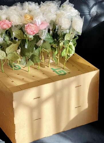 بوكس اكريلك تقديم الورد