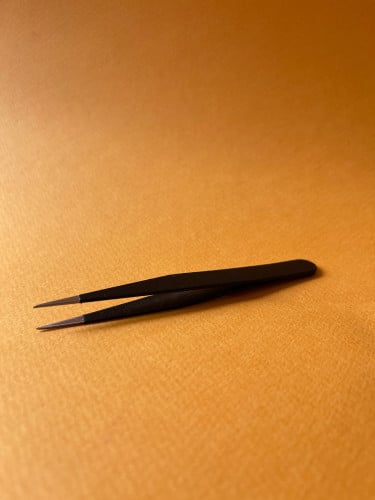 ملقاط أسود صغير