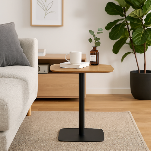 طاولة كوفي أنيقة بسطح خشبي وقاعدة معدنية ثابتة.