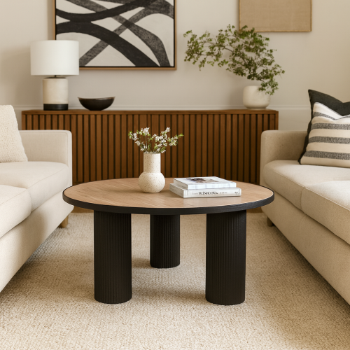 طاولة دائرية بتصميم عصري ناعم، بسطح خشبي وأرجل أسط...