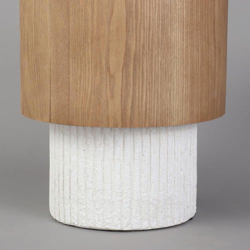 طاولة جانبية بتصميم عصري تجمع بين سطح خشبي دافئ وق...