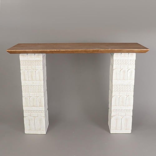 كونسول بتصميم فني راقٍ يجمع بين سطح خشبي دافئ وقوا...