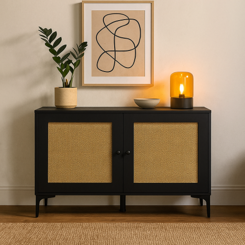 خزانة خشبية باللون الأسود بأبواب من القش، تصميم بس...