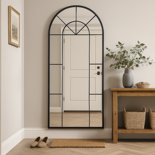 مرآة أنيقة بإطار أسود وقوس علوي، تضيف عمقاً وأناقة...