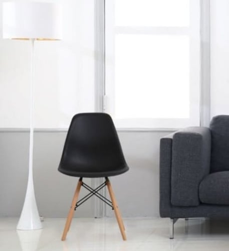 كرسي مودرن بلاستيك أسود - ارجل خشبية