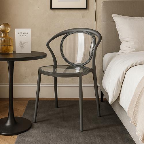 كرسي أنيق بتصميم عصري وظهر شفاف يضفي لمسة فريدة عل...