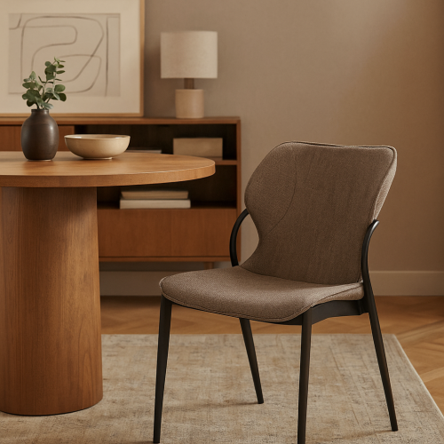 كرسي أنيق بتنجيد بني وهيكل معدني أسود، يجمع بين ال...