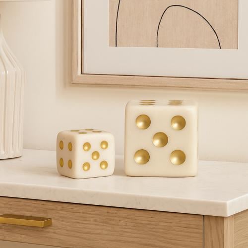 مجسم نرد ديكوري بتصميم رخامي ونقاط ذهبية أنيقة.