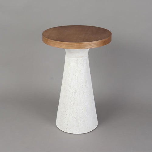 طاولة جانبية بتصميم عصري بسطح خشبي أنيق وقاعدة منح...