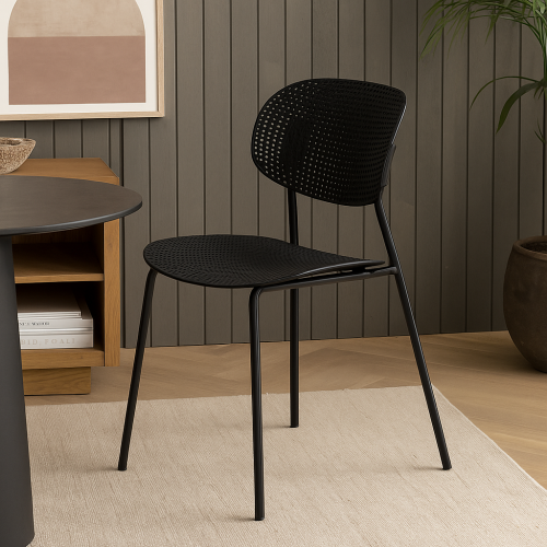 كرسي أسود بلاستيك - تصميم مثقب