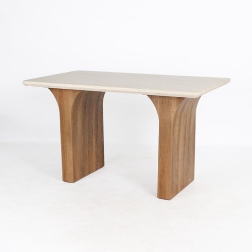 طاولة عصرية بسطح فاتح أنيق وقاعدة بنية منحنية تعطي...