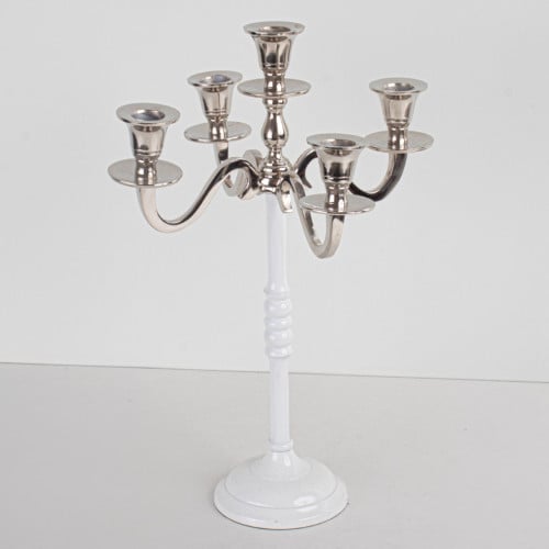 شمعدان أبيض كلاسيكي بلمسات نيكل أنيقة