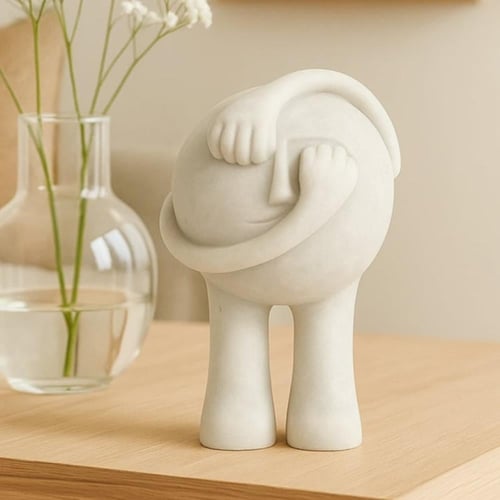 مجسم ديكوري عصري بلون أبيض ولمسة فنية مميزة.