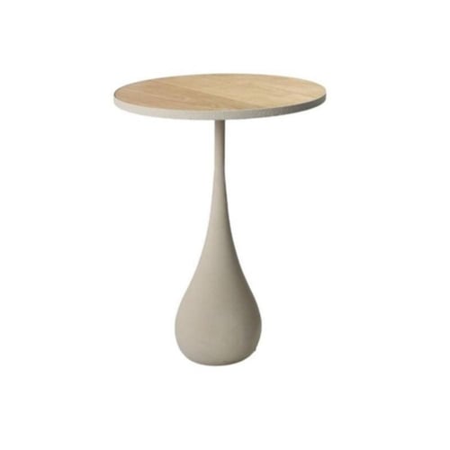 طاولة جانبية دائرية أنيقة بسطح خشبي وقاعدة بيج.