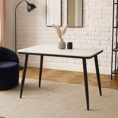 طاولة أنيقة بسطح رخامي أبيض وأرجل سوداء عصرية تناس...