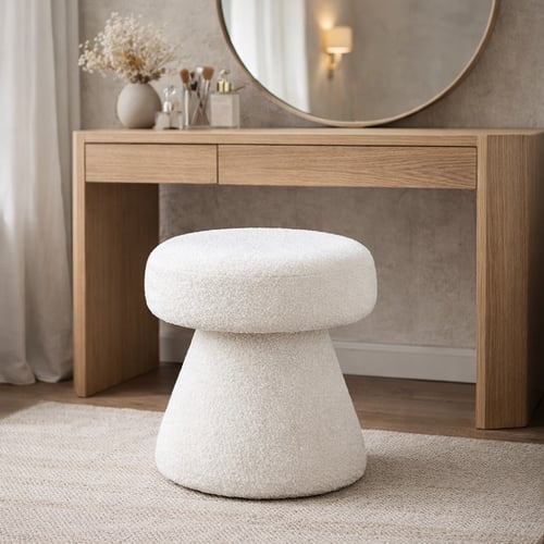 مقعد صغير أنيق مبطن بقماش أبيض ناعم،