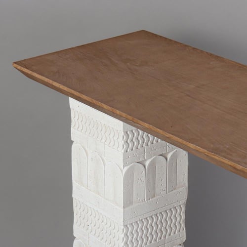 كونسول بتصميم فني راقٍ يجمع بين سطح خشبي دافئ وقوا...