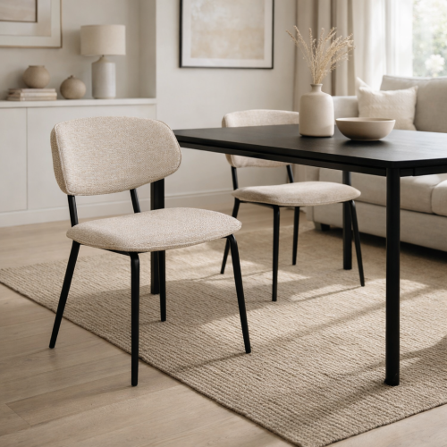 كرسي بتصميم عصري وبسيط، مبطن بقماش ابيض ناعم مع أر...