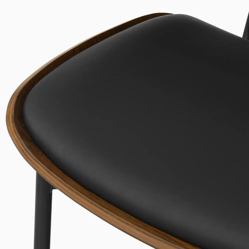 كرسي عصري أنيق يجمع بين الخشب الدافئ والتنجيد الأس...