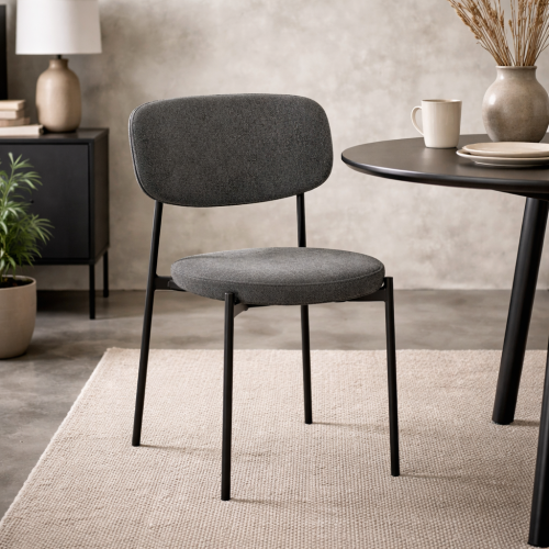 كرسي عصري بتصميم بسيط وأنيق، يجمع بين مقعد مريح وق...