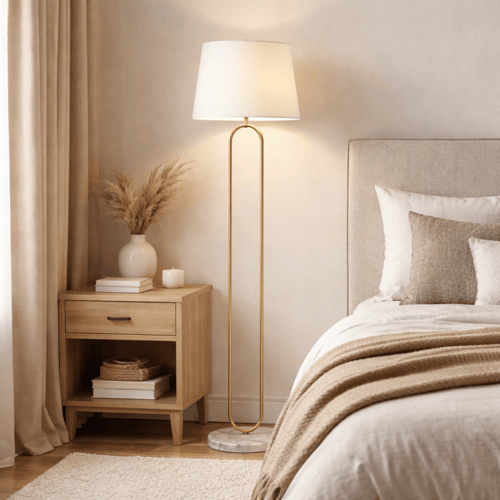 مصباح أرضي بتصميم أنيق، هيكل معدني ذهبي مع قاعدة ر...