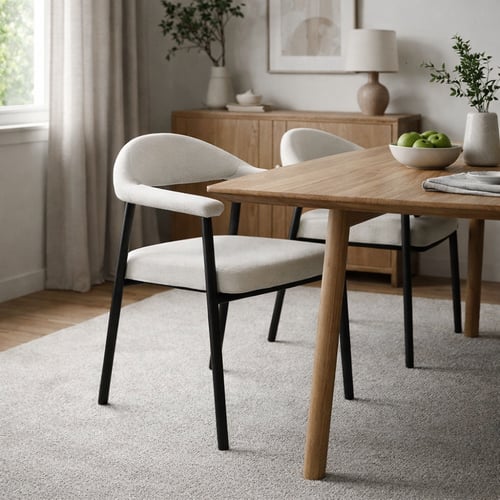 كرسي أنيق بتصميم عصري وتنجيد بلون فاتح، مع مساند ذ...