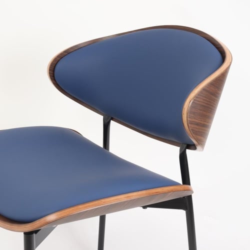 كرسي عصري بلون أزرق أنيق يمنح المكان لمسة هادئة وع...