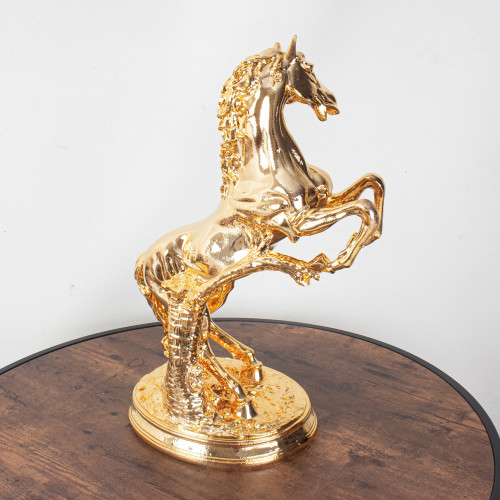 مجسم الحصان الذهبي