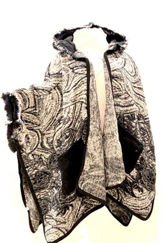 رداء معطف الاسكيمو بفراء وقبعة.