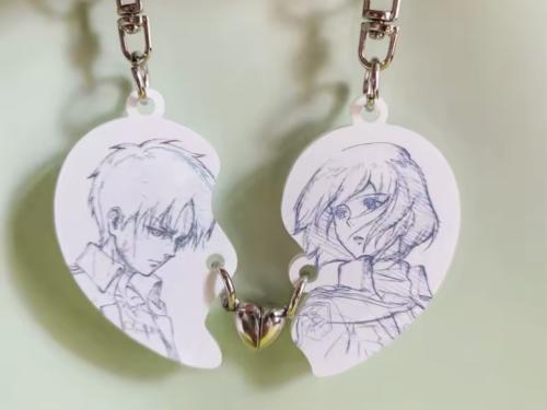 Attack on Titan keychain / ميدالية ارين و ميكاسا