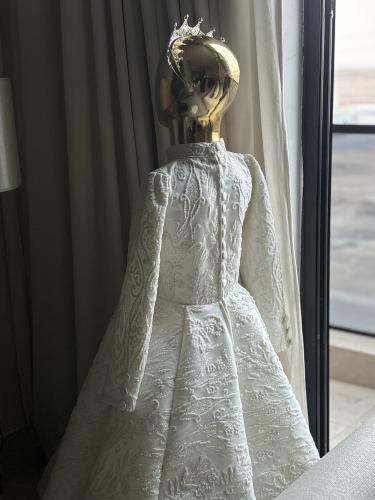 فستان ملكي راقي مميز شامل تاج