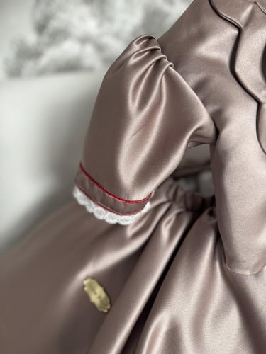 قطعتين ذو تصميم ولون راق مميز + شامل شنطه مميزه و...