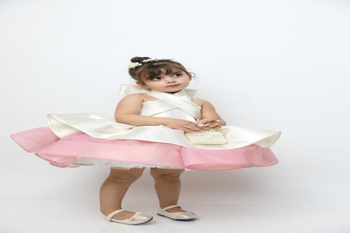 فستان المارشملو مع شنطه و اكسسوار الشعر