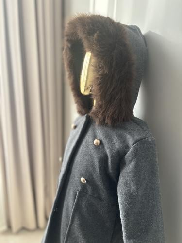 جاكيت رمادي مع فرو بني راقي