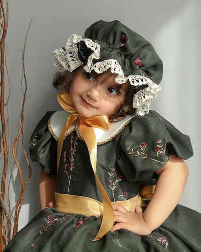 فستان راقي مُطرّز زيتي +شامل القبعه