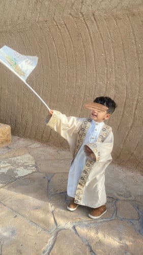 ثوب سكري ذو ازرار ذهبي + بشت ذو تطريز أثري