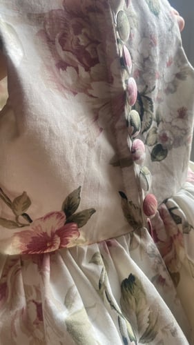 فستان مورّد راقي شامل القبعه