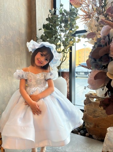 فستان سماوي مميز شامل االقبعه