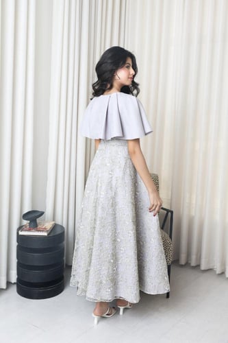 فستان فضي مُطرز بالكامل