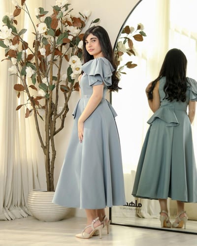 فستان بحري مُزين بكرستالات