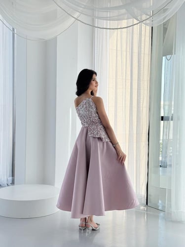 فستان ممـيز مشكوك بالصدر