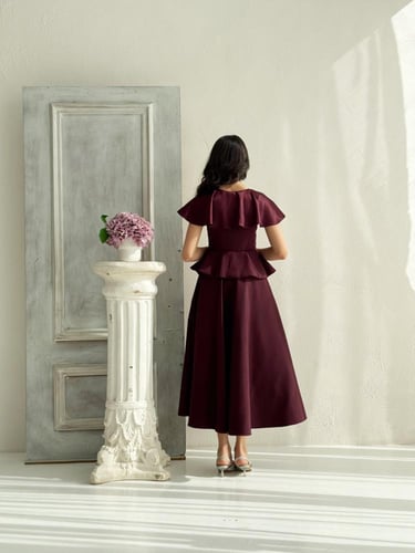 فستان عنابي مُزين بكرستالات