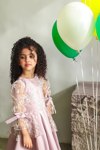 فستان وردي بـ تطريز