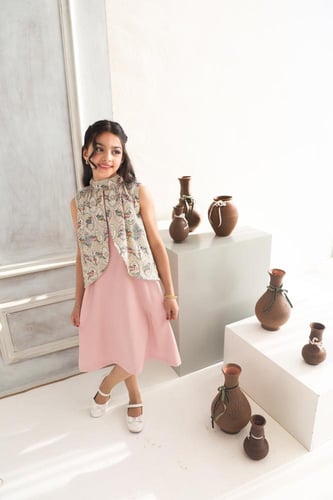 فستان وردي بتطريز مُميز