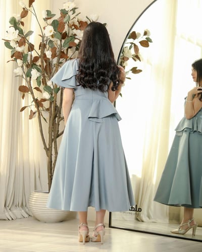 فستان بحري مُزين بكرستالات