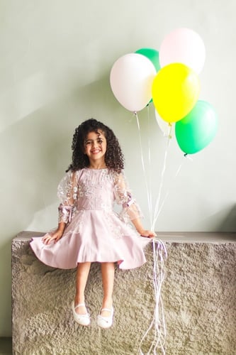 فستان وردي بـ تطريز