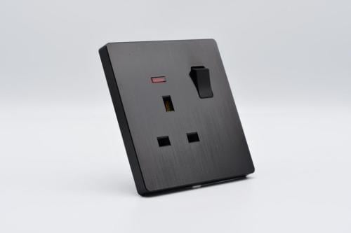 فيش ثلاثي بمفتاح و لمبة اسود 7×7 موديل T9-B011