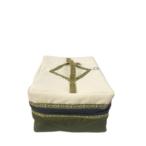 شنطة عزبة لون ابيض زيتي وسط