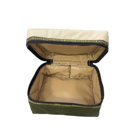 شنطة عزبة لون ابيض زيتي وسط