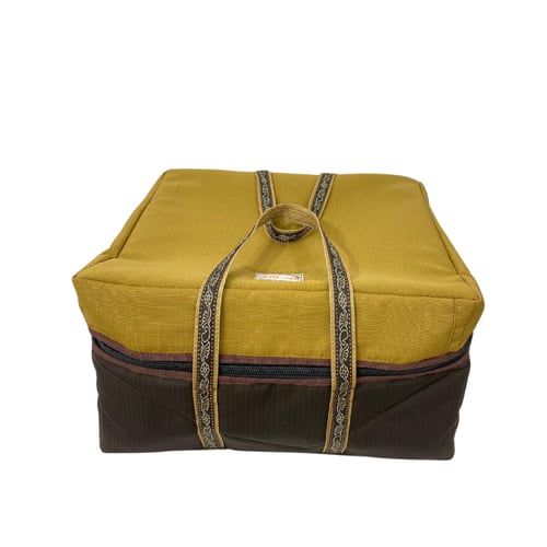 شنطة عزبة لون بني عودي كبيرة